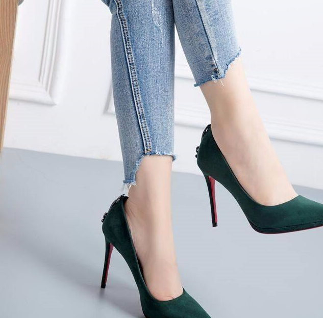 简洁的高跟鞋穿出淑女形象,细高跟穿出随性的感觉