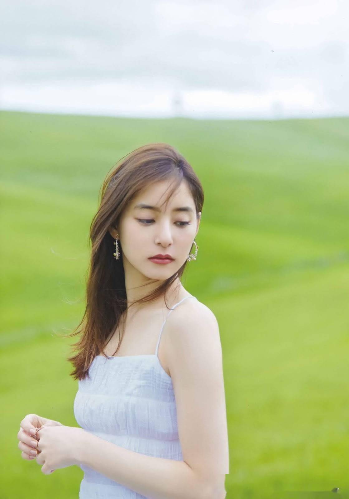 这谁顶得住!新木优子的美丽身影,写真中的女神魅力无法抵挡