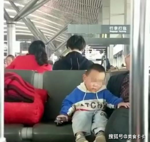 爸爸在火车站睡着了，小男孩依偎着爸爸。这一幕太让人心疼了_孩子_家长_宝爸。