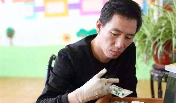 24年前,因捡一条"钥匙链",失去左臂和双腿的宋学文,现状如何