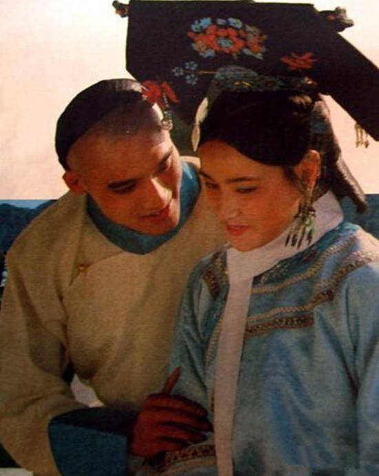 曹家是白手起家,其祖上是乞讨的,他们走西口辛苦讨生活,曹三喜在逃荒