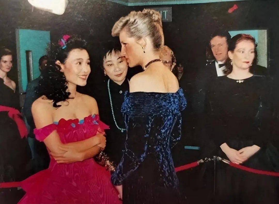 1986年,陈冲和戴安娜罕见同框,两人都是28岁,穿着抹胸裙太美了