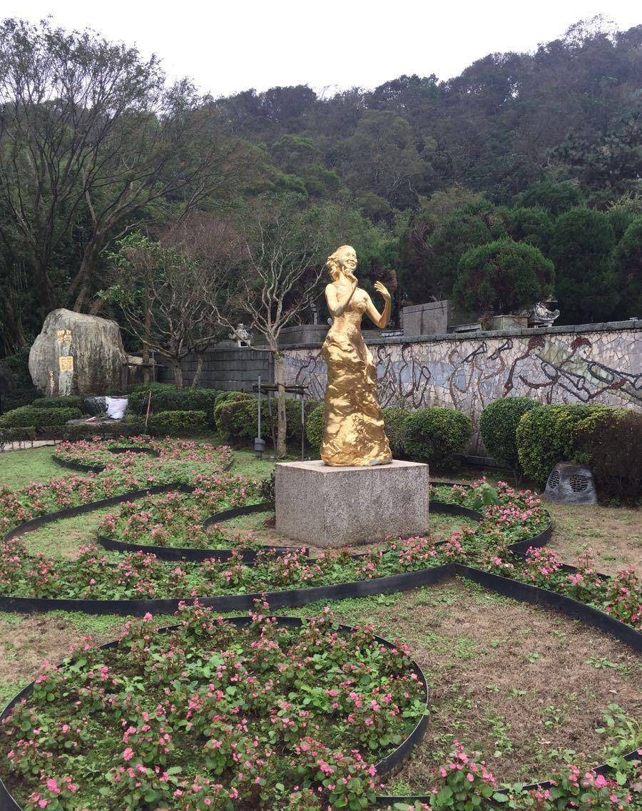 邓丽君墓地:仅花一元钱购买,风景如画,死后脸上出现一个巴掌印