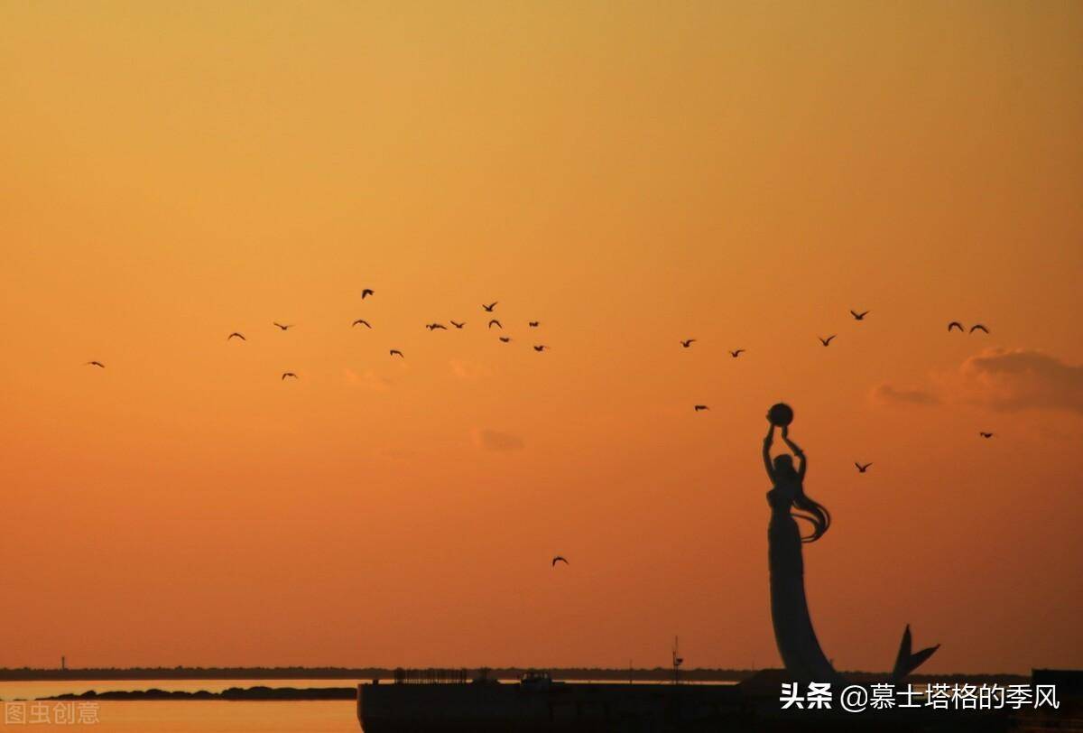 鲅鱼公主雕塑与月亮湖公园内的鲅鱼圈雕塑.