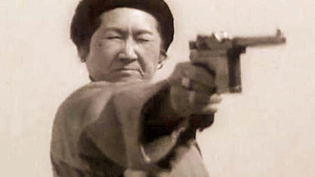 李向阳双手持盒子炮的镜头,双枪老太婆打死叛徒甫志高的场景,李云龙和