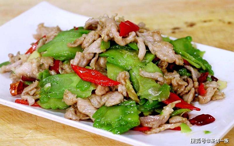 准备食材苦瓜,里脊肉,葱姜蒜,胡椒粉,淀粉,料酒,生抽,蚝油,盐1,把