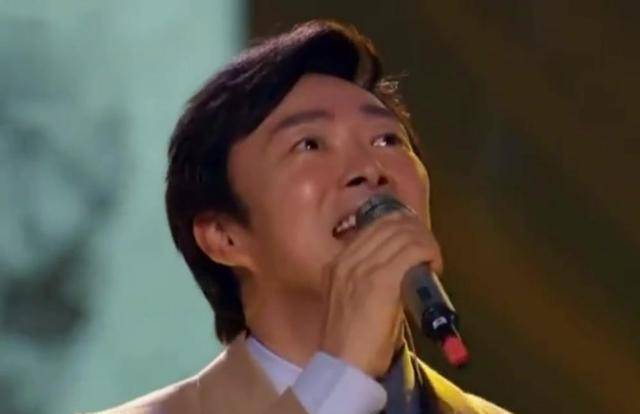 "我送你离开千里之外,你无声黑白,沉默年代或许不该太遥远的相爱,我送