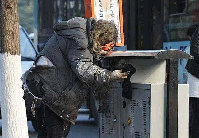 70年代拾荒老人一夜成万元户,捡到7根铁棍赚12000元,却还是亏了