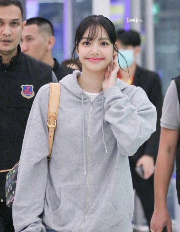 lisa疯马秀后与lv三公子甜蜜接吻,嫁入豪门指日可待?