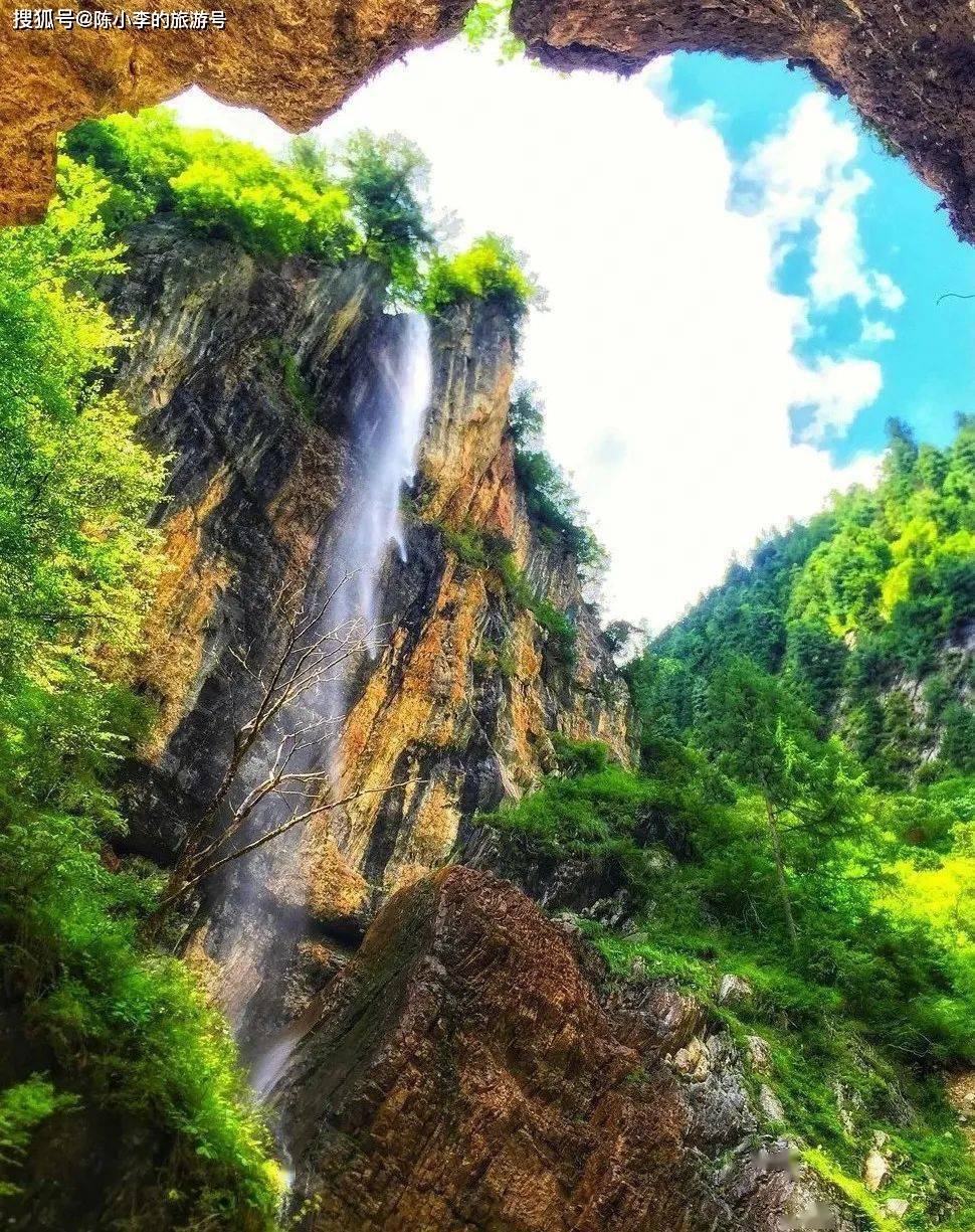 甘肃云屏三峡,秀峰群立,苍柏倚壁,清潭洇翠,仿如人间仙境.