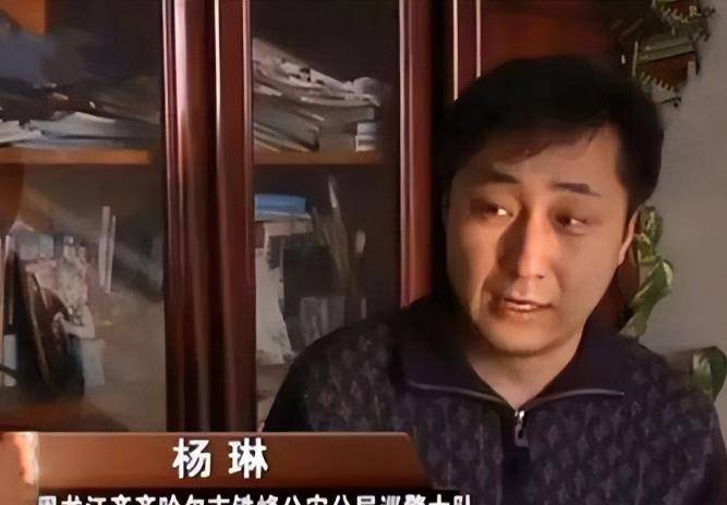 2011年,瘫痪老人看谍战片,指着电视激动地大喊,就是他害得我