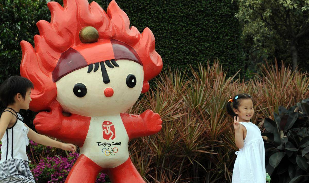 2008年,北京公交车站的广告牌,处处都是奥运会的影子.