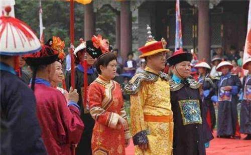 他是乾隆7世孙,身穿龙袍手戴帝王扳指,公开祭祖排场非常大_爱新觉罗