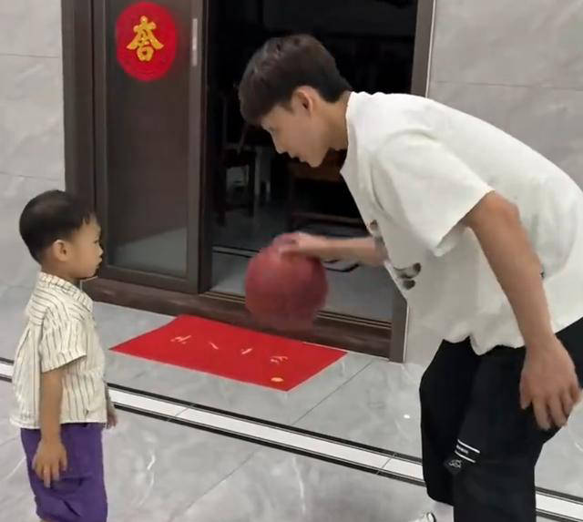 徐杰家乡探亲,亲自指导外甥篮球训练,将在一周后重返球队集训!