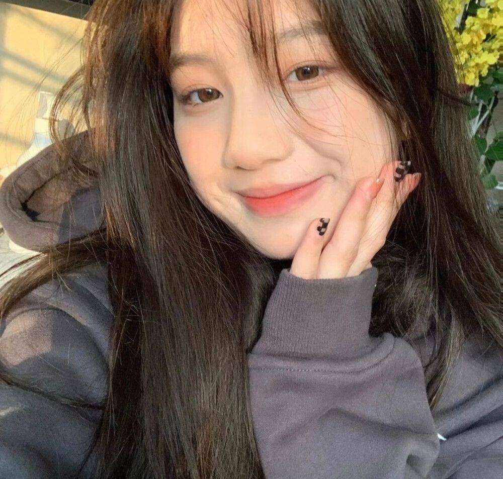 御妍苑:在夏天你的脸庞被汗水打湿,但你的眉毛却能依然清晰立体