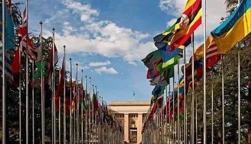 根据《联合国宪章》第23条第1款的明文规定,中国,法国,苏联,英国及