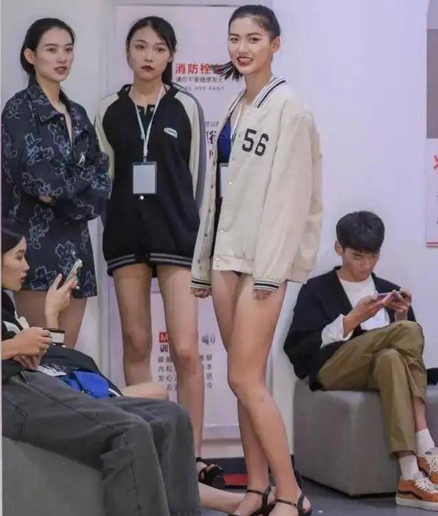 很快就开学了,张笑并没有结束自己的模特兼职,而是