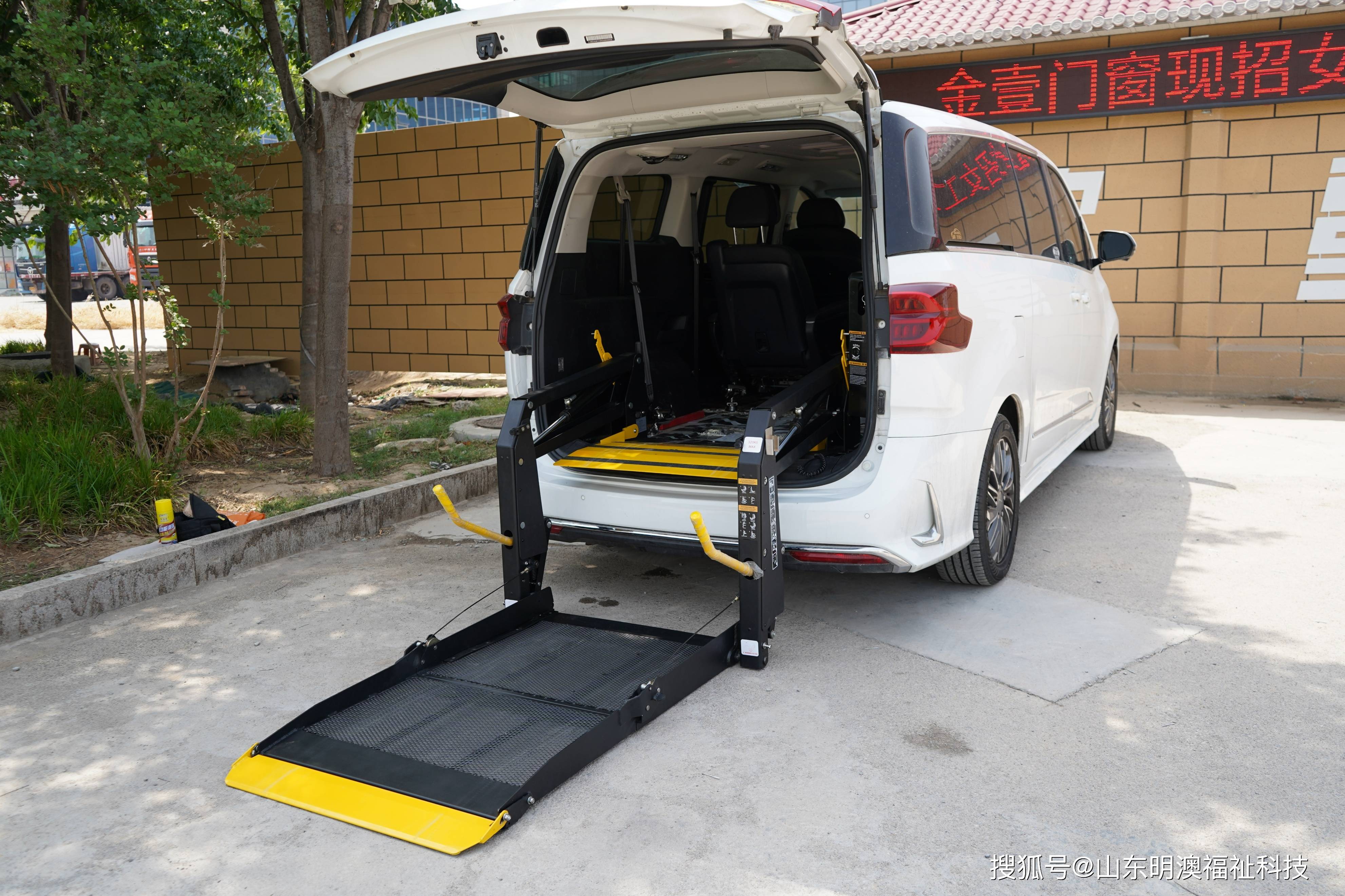 旋转升降福祉座椅,让老人旅行更轻松!