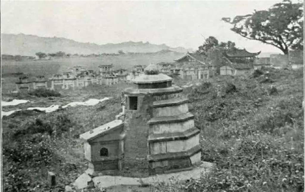 清朝老照片:图一是百年前的弃婴塔,图二是真正仙风道骨的道士