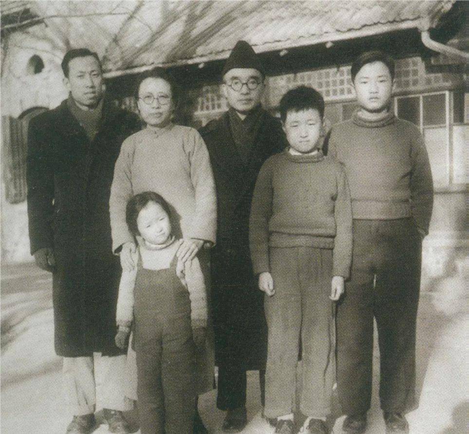 要养六个孩子,妻子瞒他去卖血,他却不愿领救济粮,称这是种侮辱