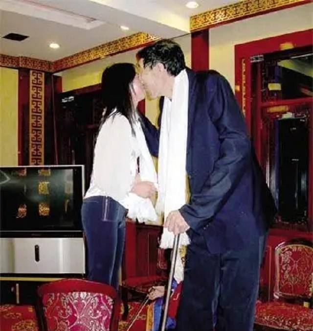 一眼见到鲍喜顺这个梦中情人,夏淑娟娇羞不已;鲍喜顺也看着这个年轻