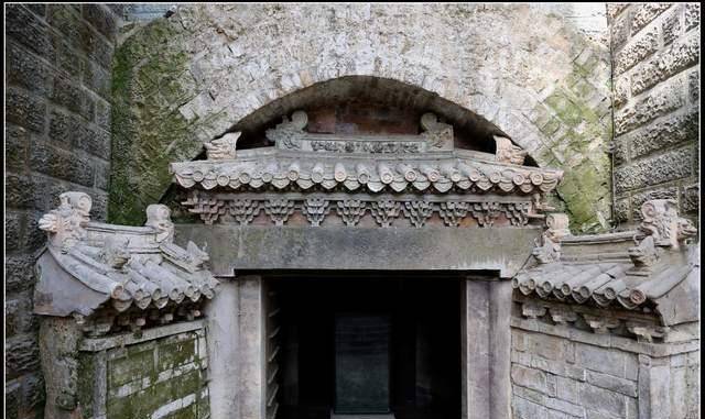 然后令妃娘娘再次被荣升为皇贵妃,她的儿子也不负众望,深受乾隆皇帝