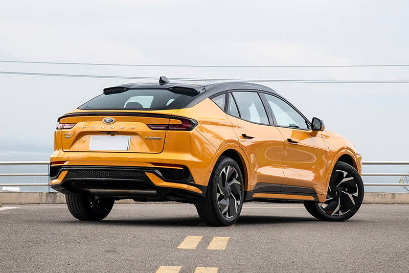 长安福特蒙迪欧运动版延续了福特evos车型的整体造型和设计,前脸依旧