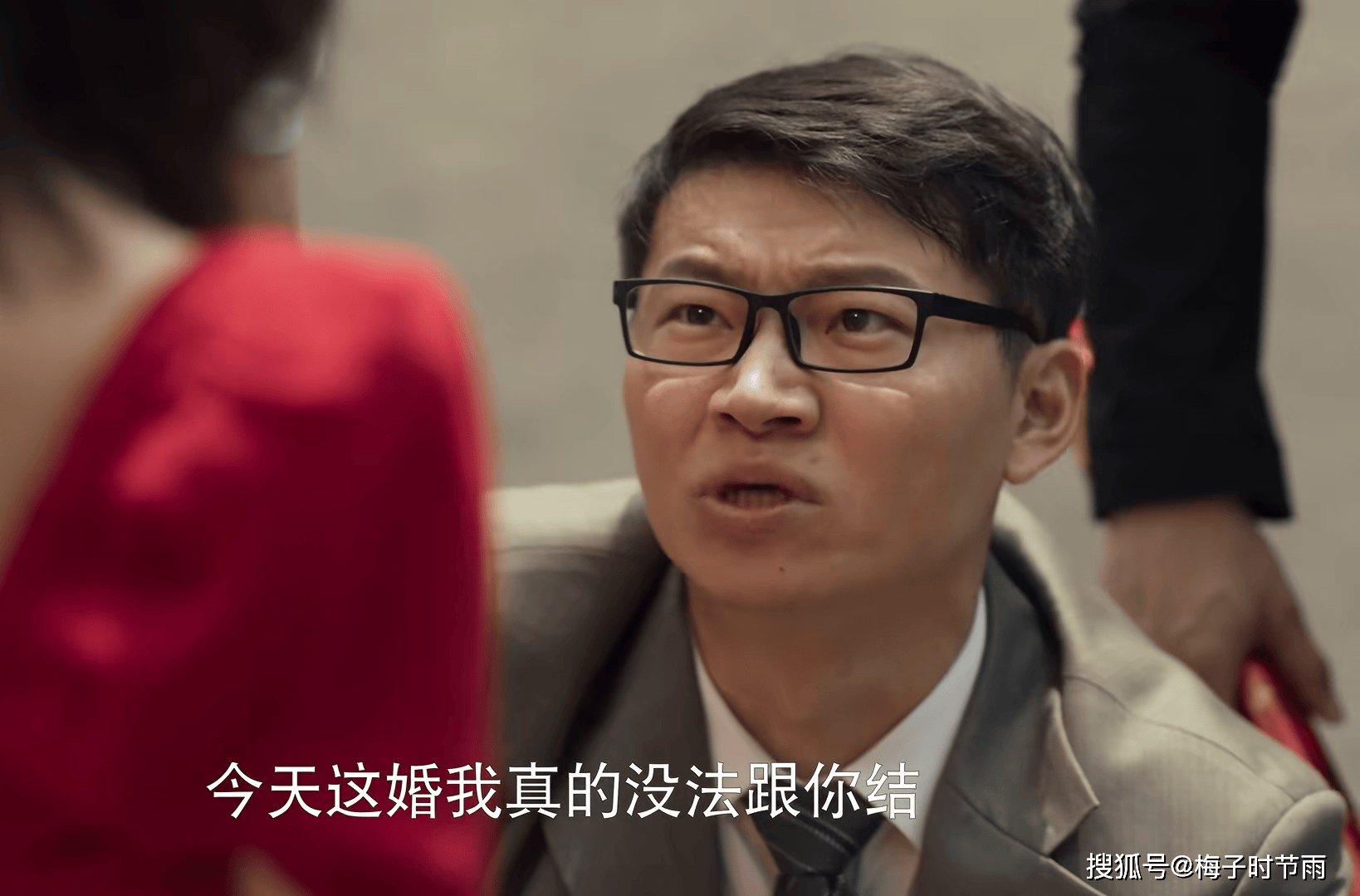 却爱上了黄振华的妹妹黄亦玫,甚至表示自己和黄亦玫喝咖啡,看电影