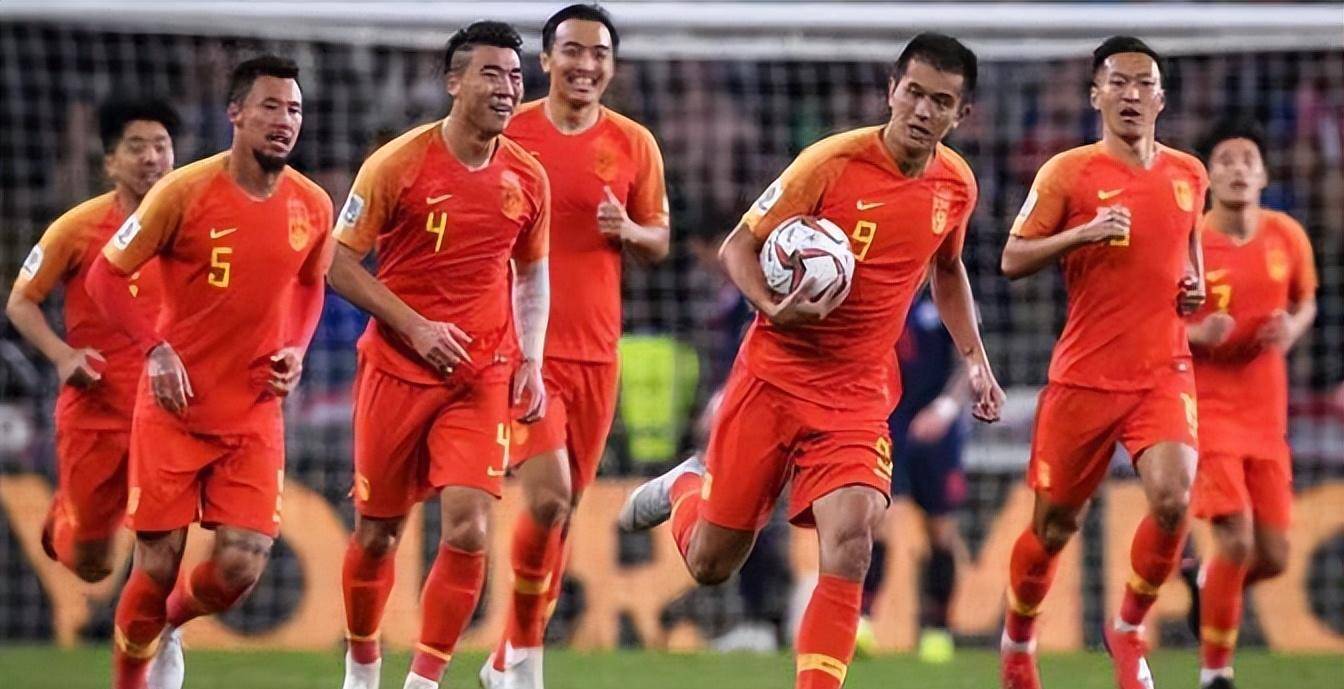 此后,张玉宁在国足站稳了脚跟,成为继郜林之后国家队首位中锋