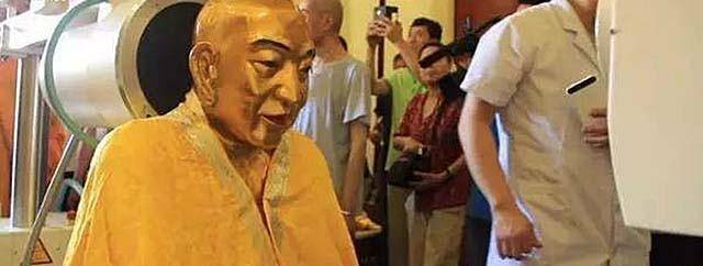 2017年,定慧寺将高僧遗体捐赠国家,体检现场显示:大脑还在