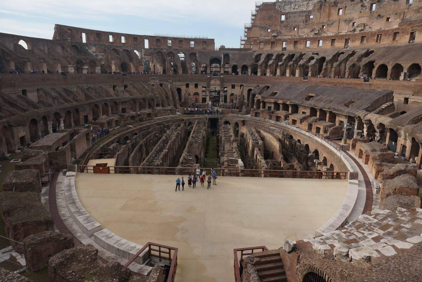 html10,破船喷泉,罗马最上镜的喷泉之一,在电影《罗马假日》里,奥黛丽