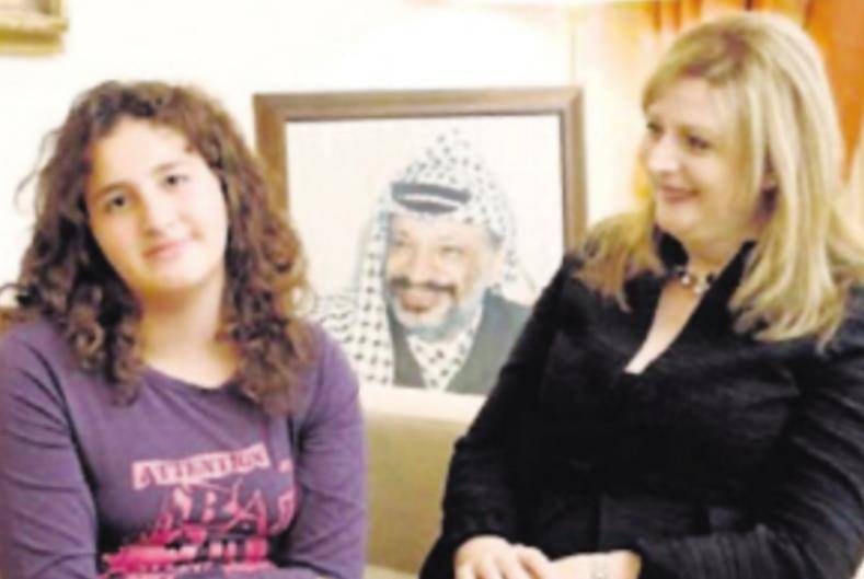 阿拉法特死后,留下遗产60亿,他的娇妻和小女儿后来怎么样了?