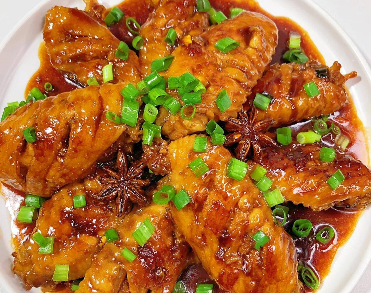 六,红烧鸡翅寓意展翅飞翔食材:鸡中翅10个,葱2根,姜片3个,冰糖适量