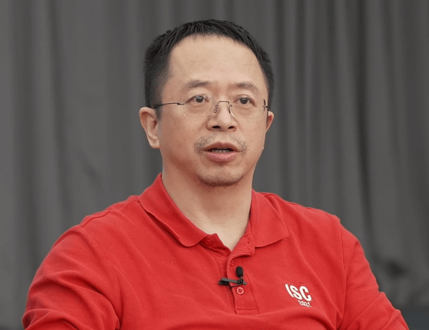 周鸿伟说:"人到中年才懂得,别人的屋檐再大,都不如自己有伞.