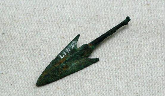 古代弓箭射不穿盾牌,为何士兵在战场上还不停射盾?真相很残酷