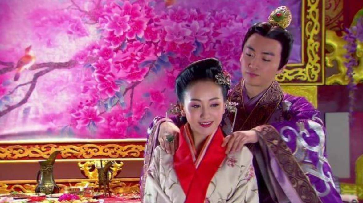 因为他和上官凤儿之间没有留下一男半女,霍光等人就拥护他的侄儿刘贺