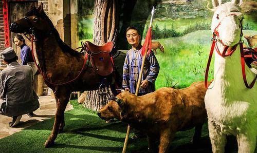 王二小13岁壮烈牺牲后,儿时的放牛小伙伴为他守墓58年