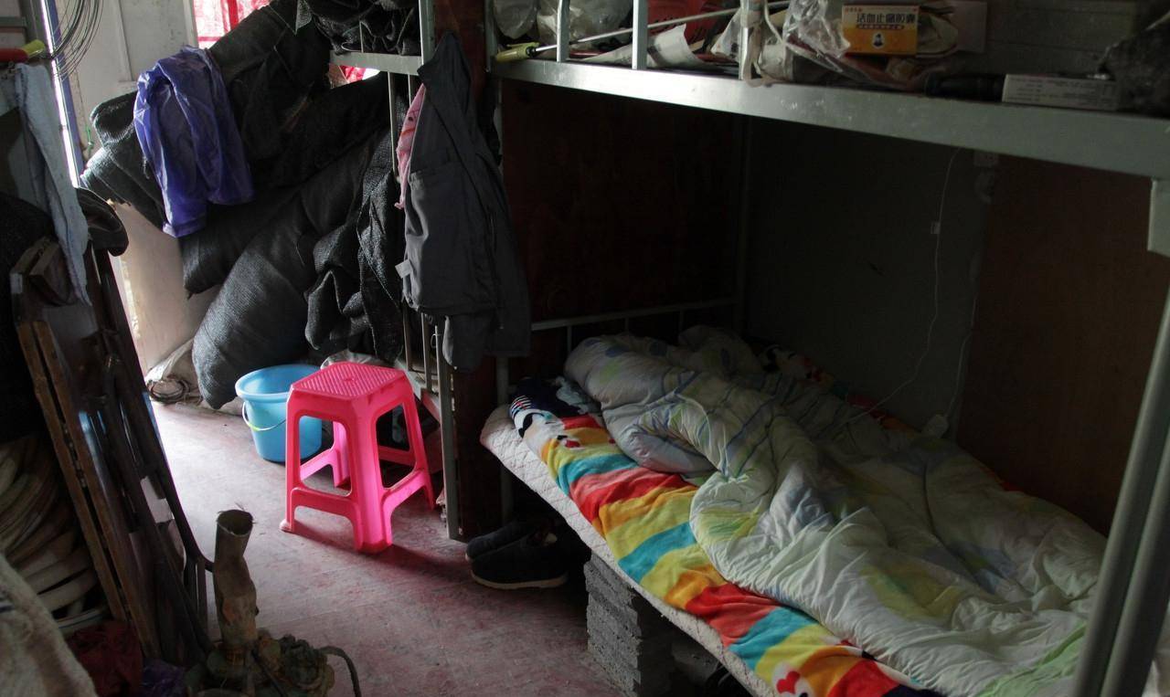 城市农民工工棚:不求住好吃好,只要能遮风挡雨就非常满足了