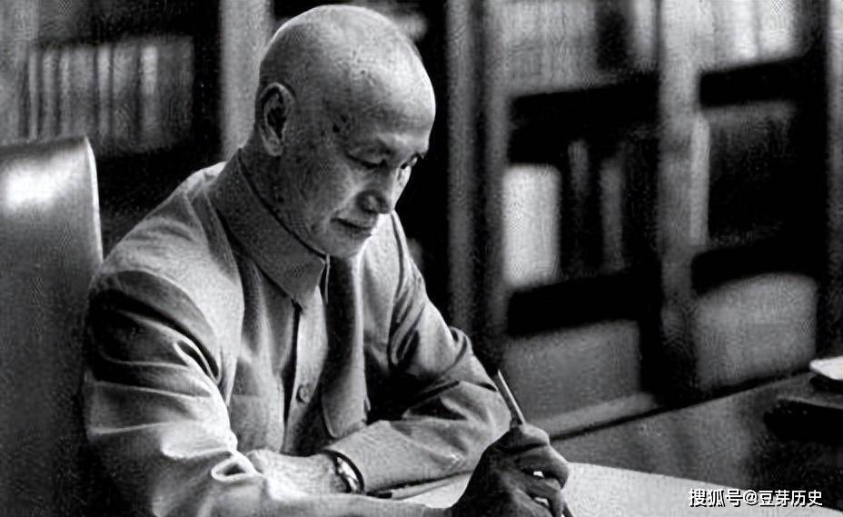 他开始暗中策动亲信,试图向蒋经国的数据组发起反击.