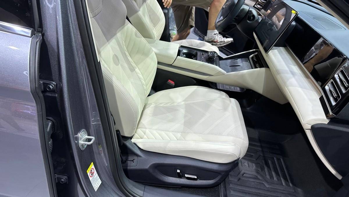 重庆车展家轿"顶流"!探馆比亚迪秦l和海豹06顶配车型