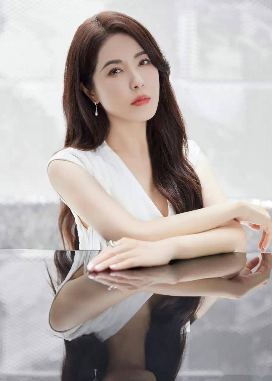 曾黎的美貌与才华,她是如何成为众人心中的女神?