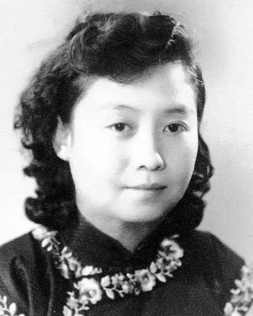 女演员被5位总统追求,她拒不同意,却嫁给一位矮小黝黑的小官