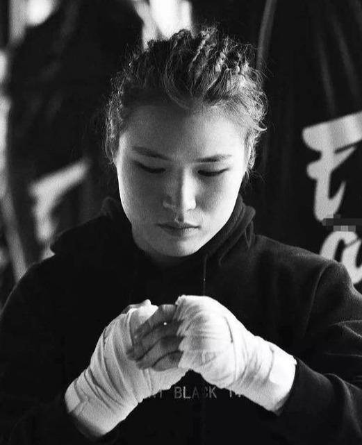 首位ufc中国拳王:看张伟丽如何为了梦想,从讲台走上八角笼?