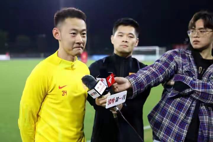 进自从里皮担任国足主教练时期起已经经历了四位教练分别是里皮,李铁