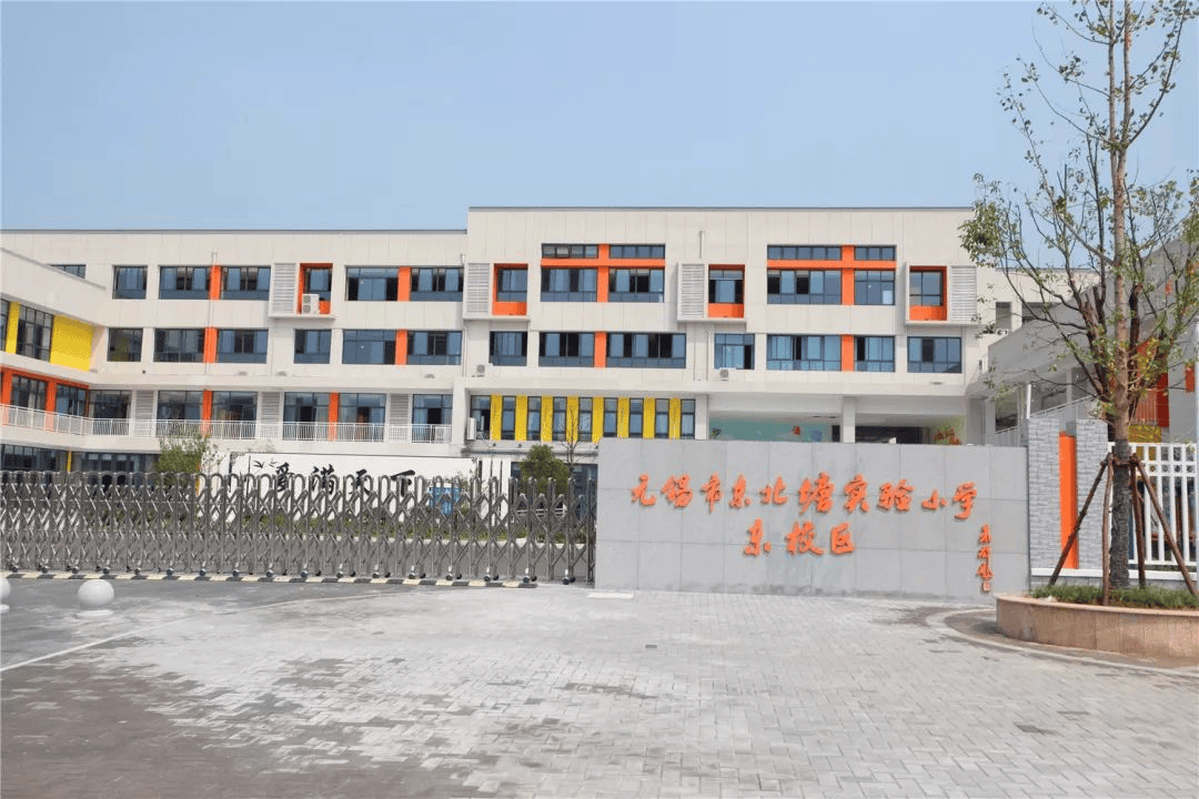 项目周边学校林立,包括无锡市云林实验小学,东北塘小学,东北塘中学