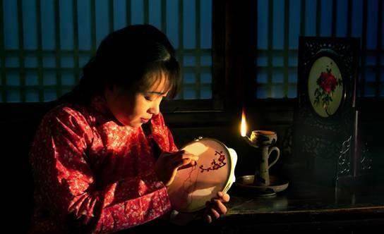 古代生产力比较低,物质也非常匮乏,晚上最大的照明工具就是油灯和蜡烛