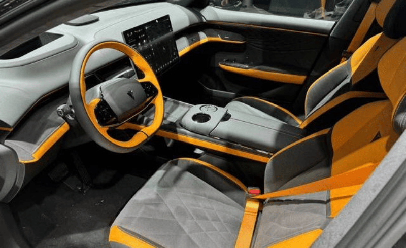 在外观设计上,深蓝s7黑金骑士版采用了星矿黑/星耀黑金属质感车漆,与