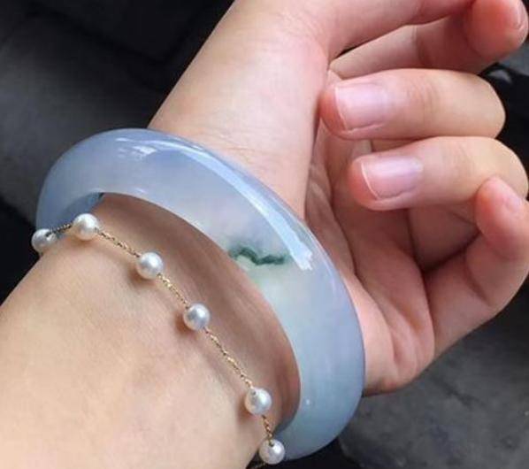 质地比较好的玉手镯,摸上去会有十分凉爽的感觉,将它佩戴在身上,可以