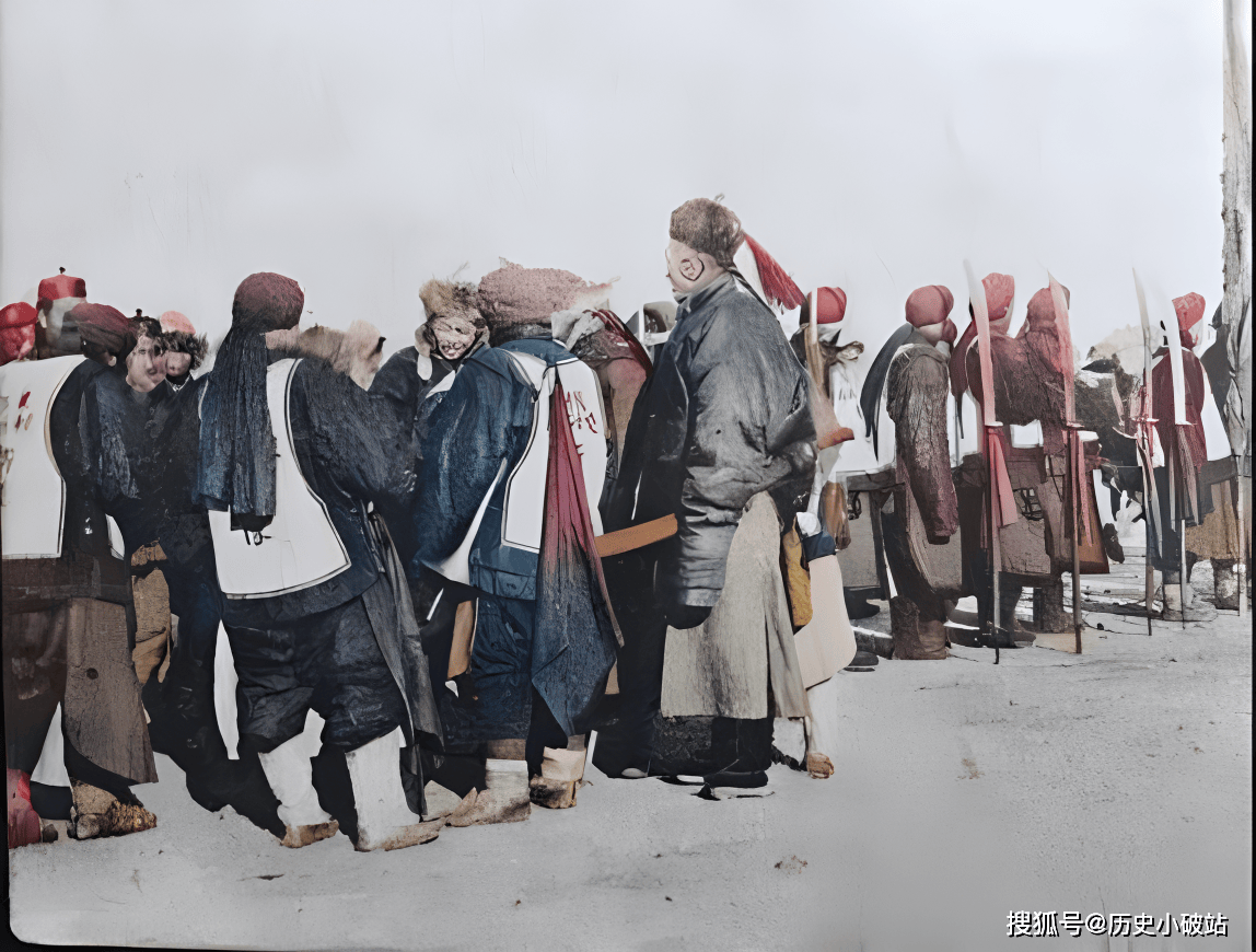 1900年拍摄的东北清军照片中,他们仍在使用旧式的旗帜和朴刀,这种景象