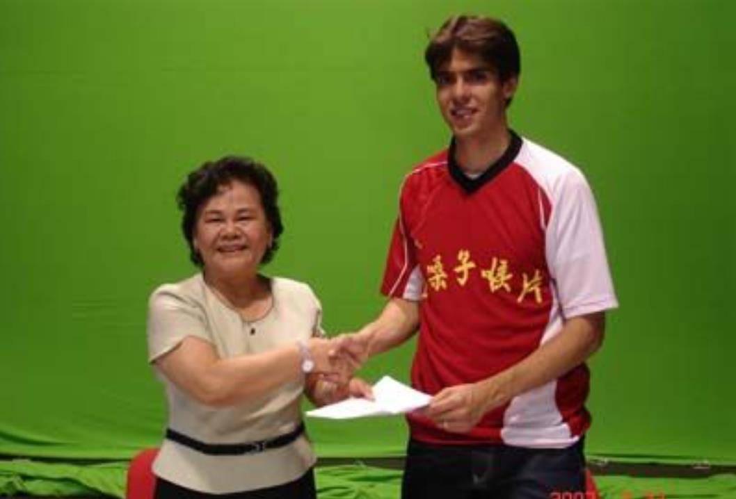 卡卡曾向记者透露,他接受与金嗓子合作是因为父亲的关系,父亲同情